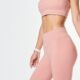 donna con leggins e top sportivo rosa