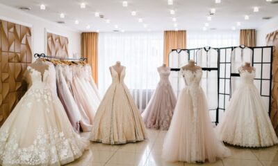 Atelier con abiti da sposa