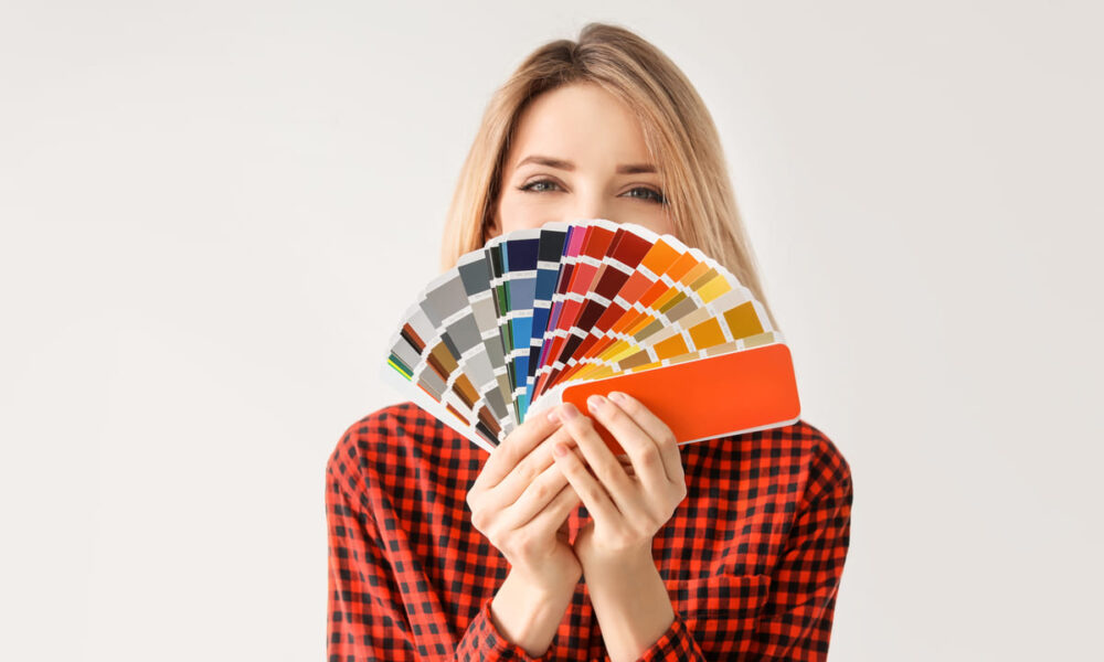 ragazza che tiene in mano una palette colori