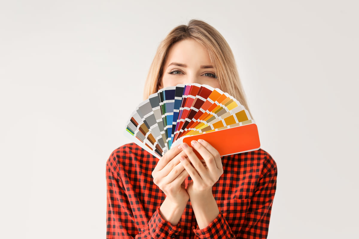 ragazza che tiene in mano una palette colori