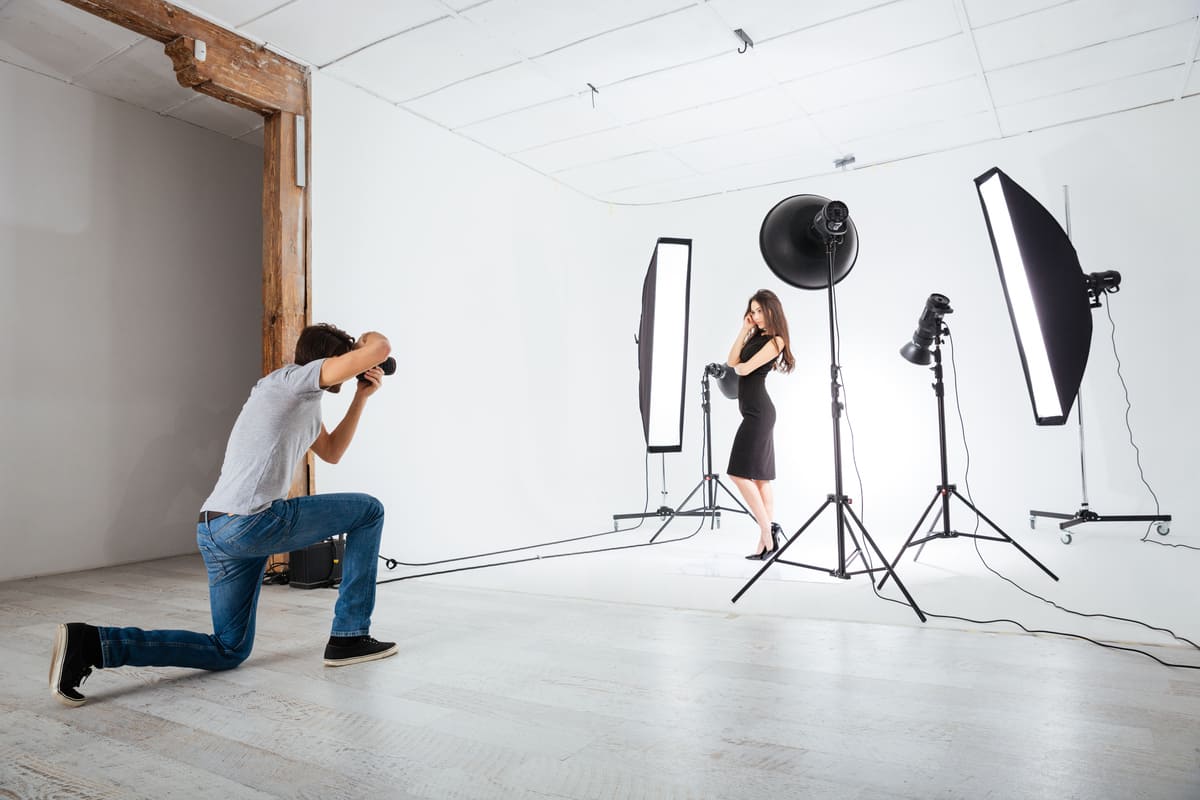 ragazzo che fotografa una modella