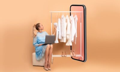 ragazza che sceglie i vestiti con un'app di moda