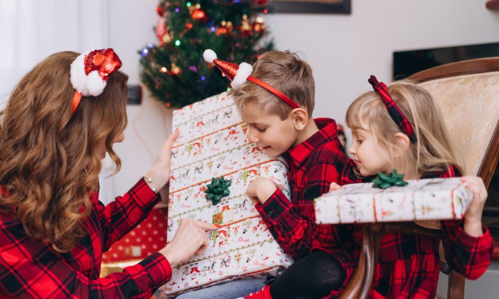 Bambini aprono regali di natale