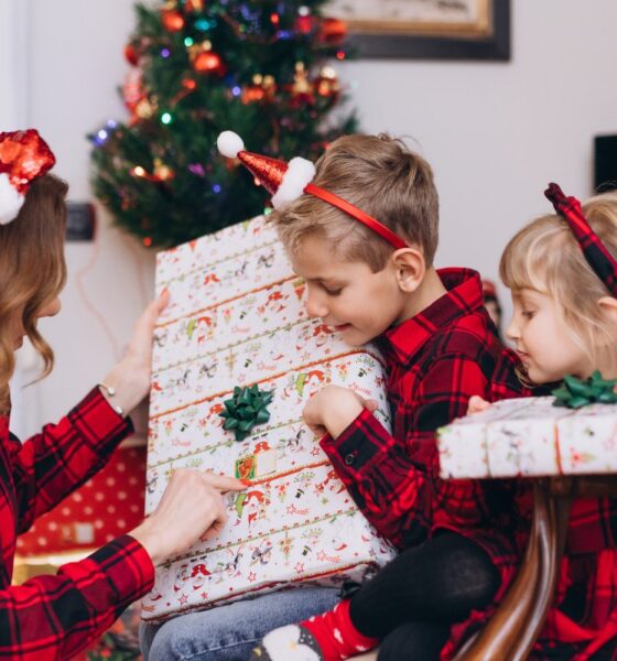 Bambini aprono regali di natale