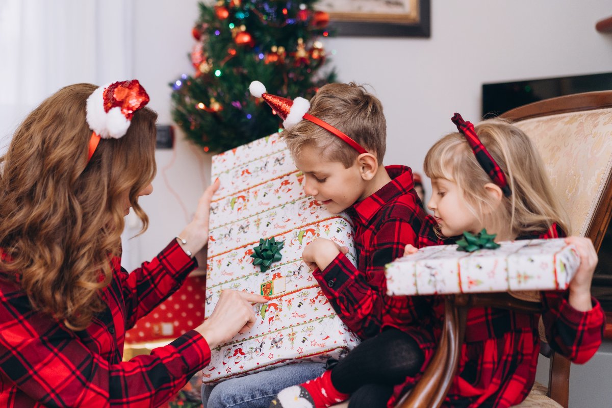 Bambini aprono regali di natale