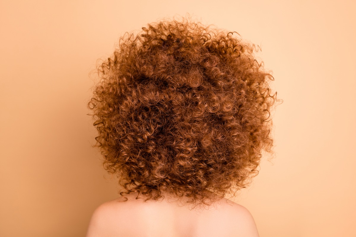 Ragazza con capelli rossi ricci