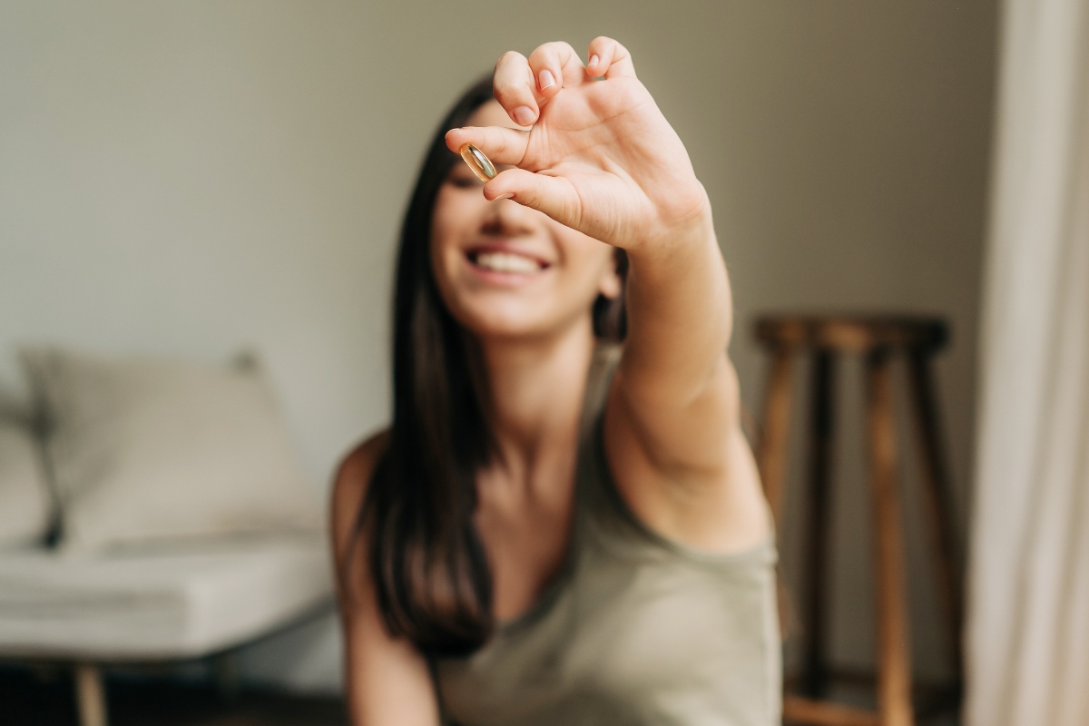 Ragazza felice assume un integratore naturale